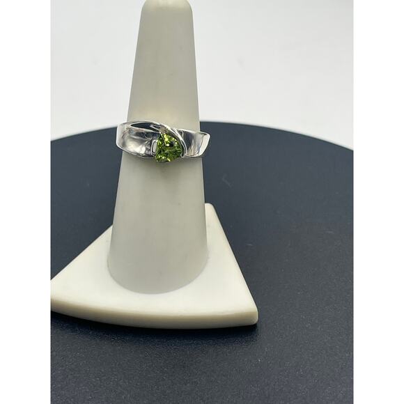 Sterling Silver 925 Trillion Cut Prong Set Peridot Solitaire Modern Ring Sz 7.5 - Picture 3 of 10